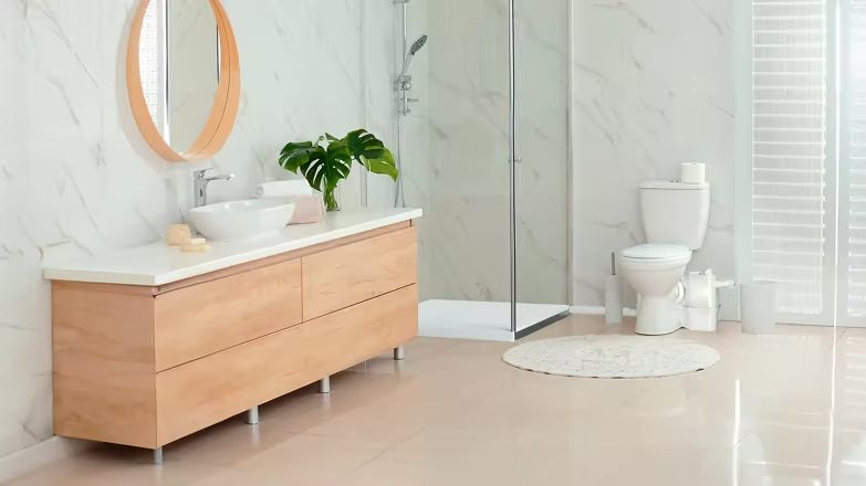 Modernes Badezimmer mit Holzwaschtisch, Spiegel, Dusche, WC und SOLOLIFT2-Hebeanlage von Grundfos, hell und geräumig.