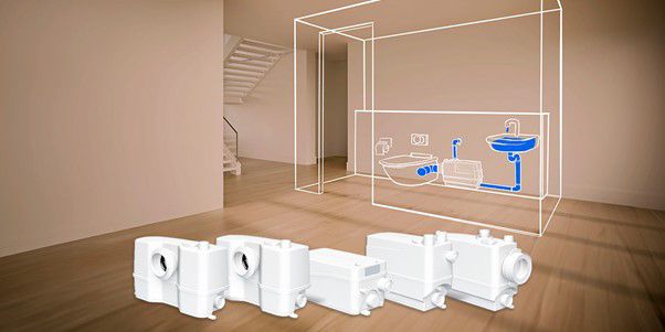Fünf Grundfos SOLOLIFT2 Hebeanlagen vor einer Skizze eines Badezimmers mit WC und Waschbecken.